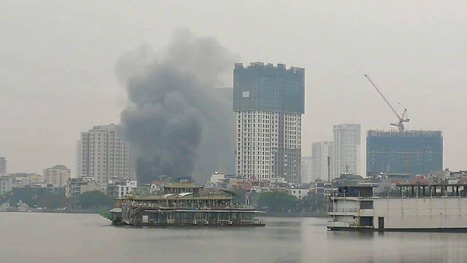 Hà Nội: Quán thịt chó trên đường Lạc Long Quân bốc cháy lan sang hai cửa hàng, khói đen kịt trời