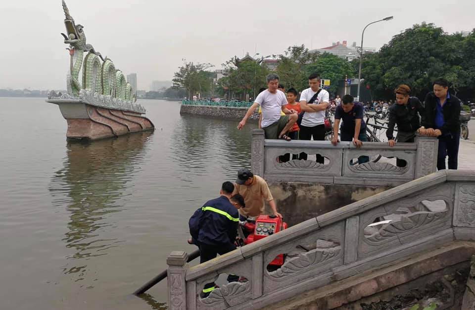 Hà Nội: Quán thịt chó trên đường Lạc Long Quân bốc cháy lan sang hai cửa hàng, khói đen kịt trời