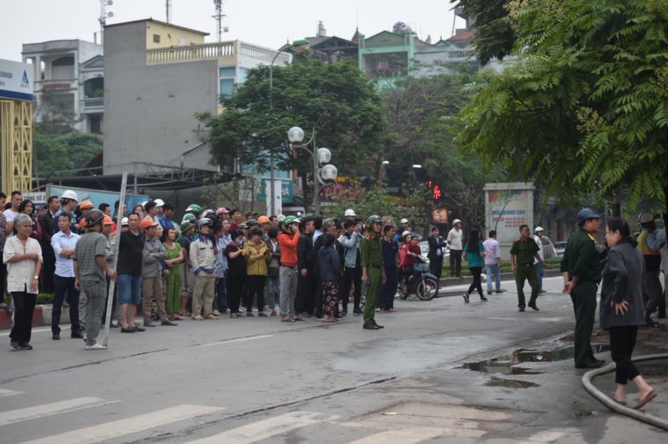 Hà Nội: Quán thịt chó trên đường Lạc Long Quân bốc cháy lan sang hai cửa hàng, khói đen kịt trời
