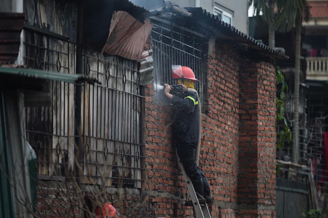 Hà Nội: Quán thịt chó trên đường Lạc Long Quân bốc cháy lan sang hai cửa hàng, khói đen kịt trời