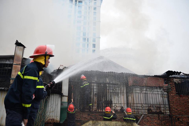 Hà Nội: Quán thịt chó trên đường Lạc Long Quân bốc cháy lan sang hai cửa hàng, khói đen kịt trời