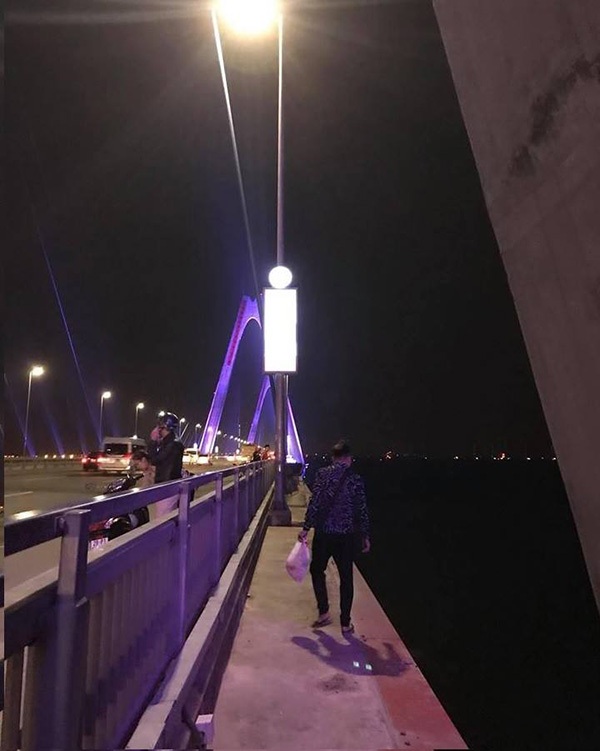 Chàng trai thất tình lên cầu hóng gió, giải sầu bằng nước ngọt và bimbim, xong xuôi còn dọn sạch rác và...đi về