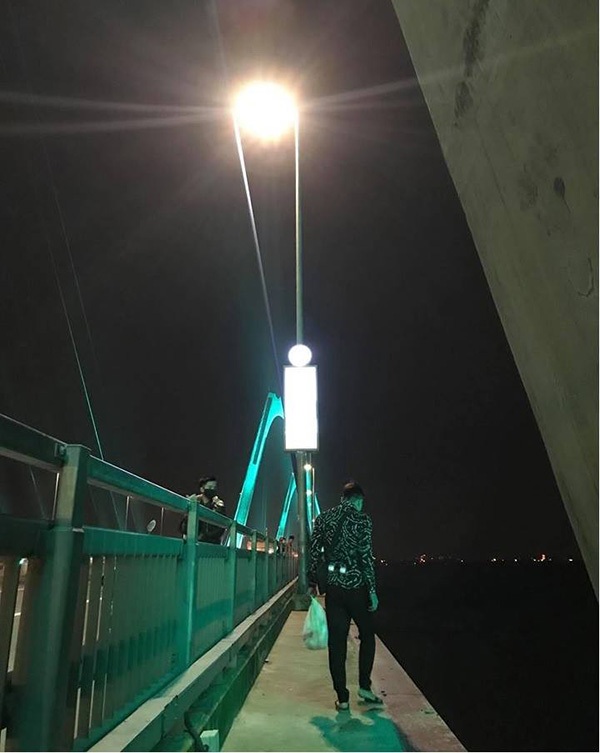 Chàng trai thất tình lên cầu hóng gió, giải sầu bằng nước ngọt và bimbim, xong xuôi còn dọn sạch rác và...đi về