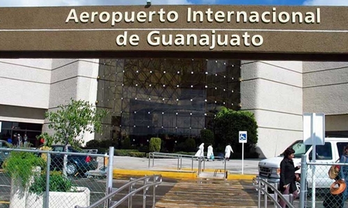 Nhóm vũ trang đánh sập hàng rào sân bay ở Mexico, cướp một triệu USD