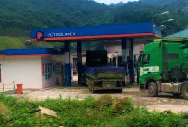 Nhân viên cây xăng chết trong tư thế treo cổ