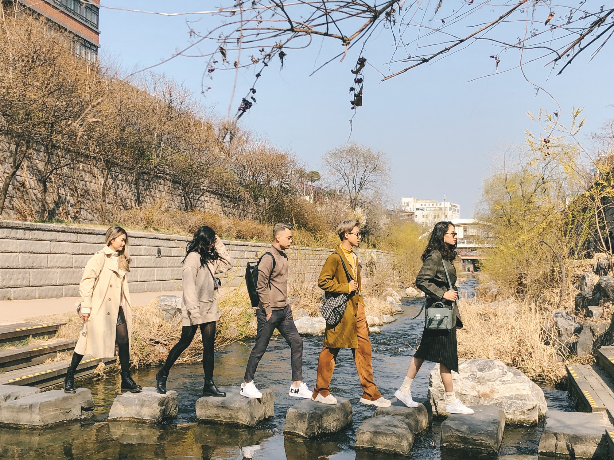 Thêm một bộ ảnh du lịch Hàn đẹp như bìa tạp chí của nhóm bạn thân người Việt: Đẹp xuất sắc vậy rồi ai chơi lại?