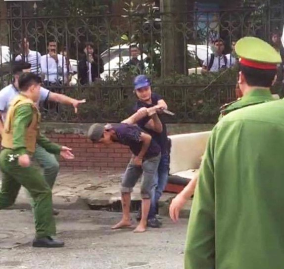 Giải cứu nam thanh niên ngáo đá, tự cứa dao vào cổ