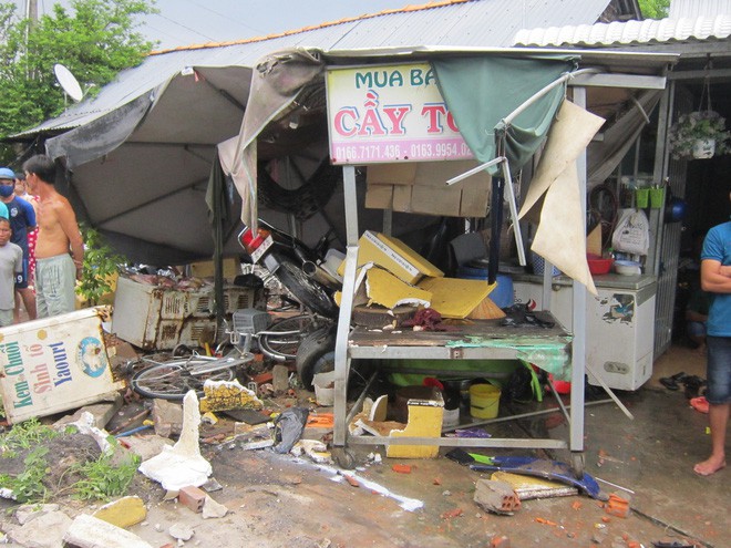 Xe tải tông sập quầy bán thịt chó ven quốc lộ 30, nữ tiểu thương tử vong