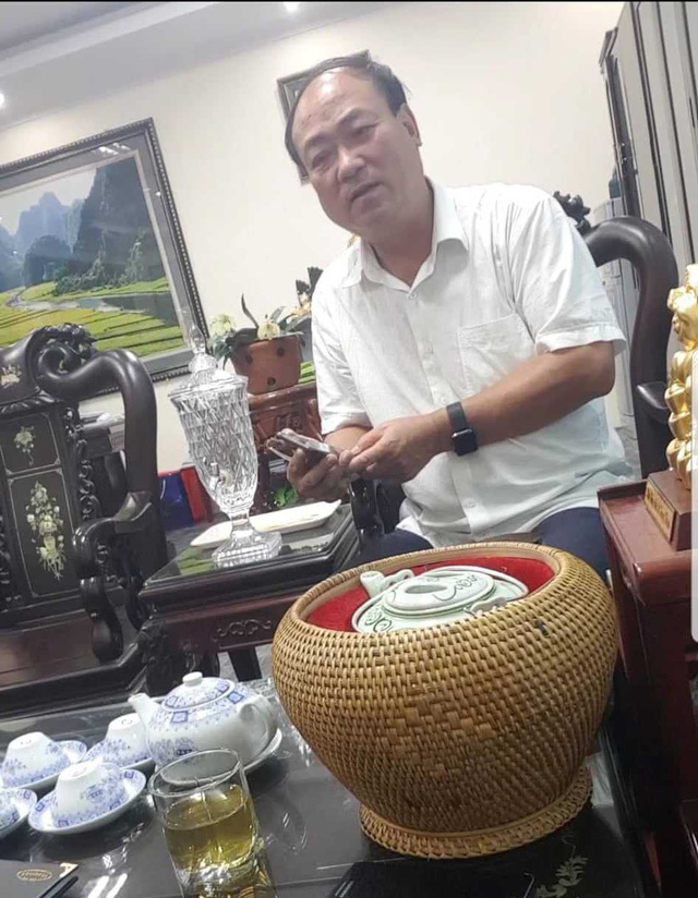 Vụ ô tô chở Chủ tịch HĐND tỉnh Ninh Bình đeo 2 biển xanh: Trên tạo điều kiện, chả nhẽ dưới không đăng ký