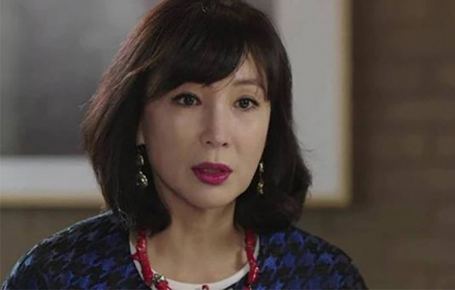 Nghe lỏm cuộc điện thoại của con dâu với bà thông gia, mẹ chồng bỗng quý tôi như vàng và âm mưu đáng sợ phía sau