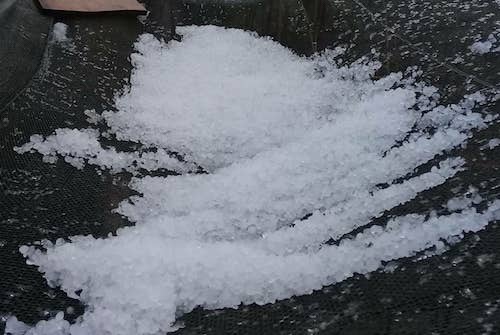 Mưa đá trút xuống vùng biên Nghệ An làm hỏng nhiều nhà dân