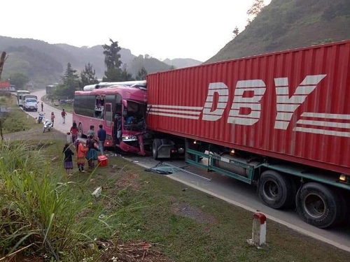 Xe container đối đầu ôtô khách, quốc lộ 6 tê liệt