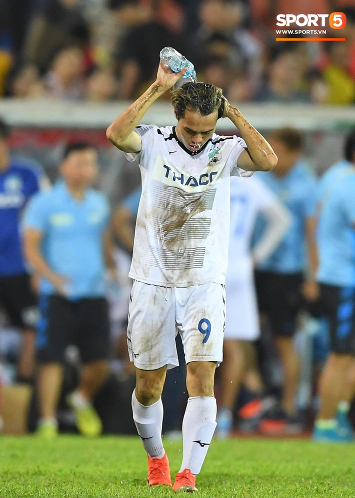 Sút hỏng 11m, Văn Toàn lủi thủi một mình đáng thương thế này đây