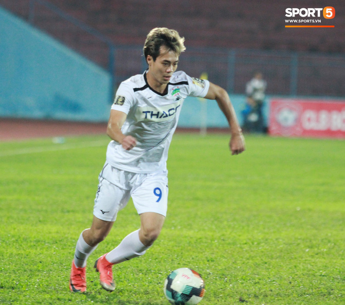 Sút hỏng 11m, Văn Toàn lủi thủi một mình đáng thương thế này đây