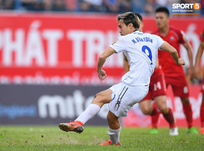 Sút hỏng 11m, Văn Toàn lủi thủi một mình đáng thương thế này đây