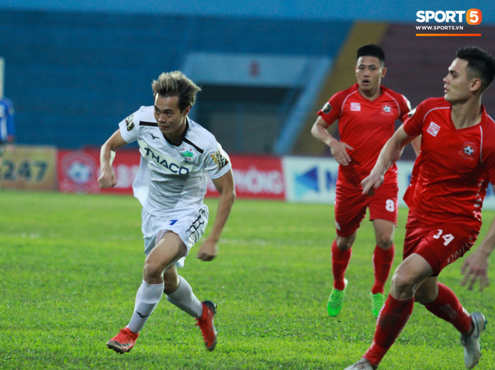 Sút hỏng 11m, Văn Toàn lủi thủi một mình đáng thương thế này đây