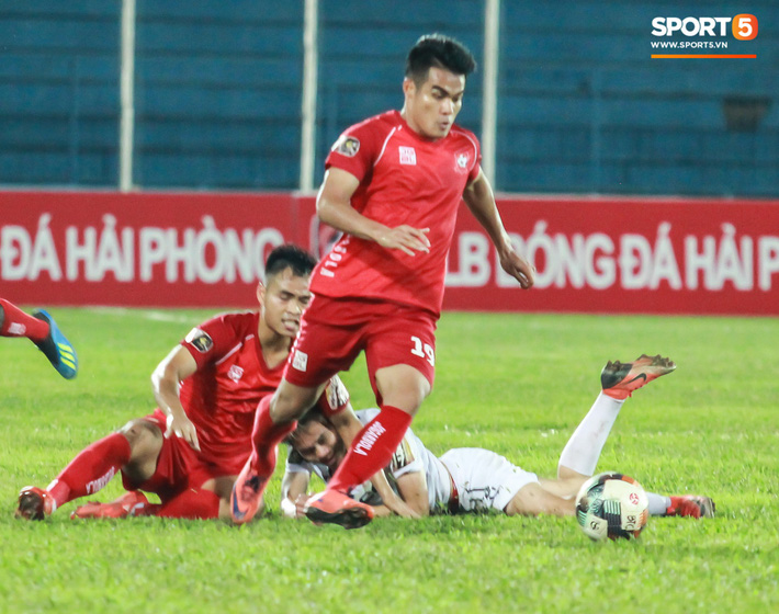 Sút hỏng 11m, Văn Toàn lủi thủi một mình đáng thương thế này đây