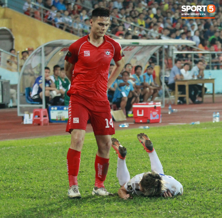 Sút hỏng 11m, Văn Toàn lủi thủi một mình đáng thương thế này đây