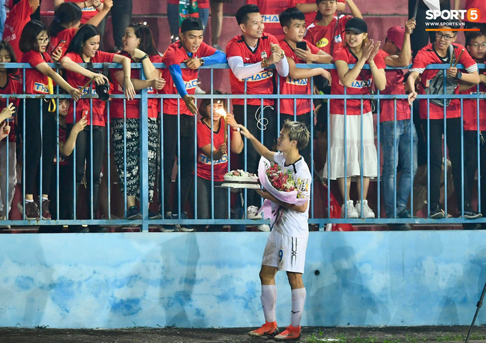 Sút hỏng 11m, Văn Toàn lủi thủi một mình đáng thương thế này đây