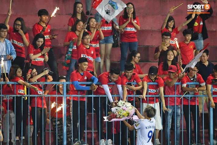 Sút hỏng 11m, Văn Toàn lủi thủi một mình đáng thương thế này đây