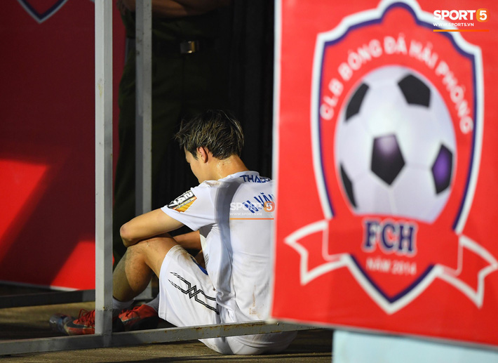 Sút hỏng 11m, Văn Toàn lủi thủi một mình đáng thương thế này đây