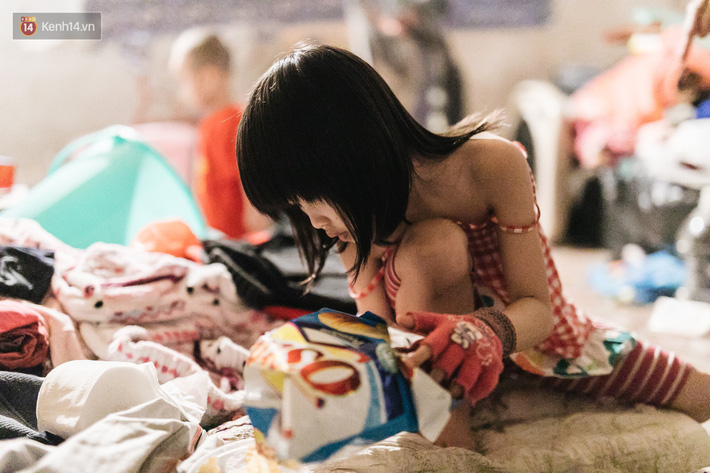 Bất ngờ nổi tiếng sau 1 đêm, bé gái 6 tuổi phối đồ chất ở Hà Nội trở về những ngày lang thang bán hàng rong cùng mẹ