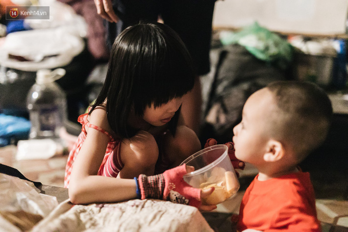 Bất ngờ nổi tiếng sau 1 đêm, bé gái 6 tuổi phối đồ chất ở Hà Nội trở về những ngày lang thang bán hàng rong cùng mẹ