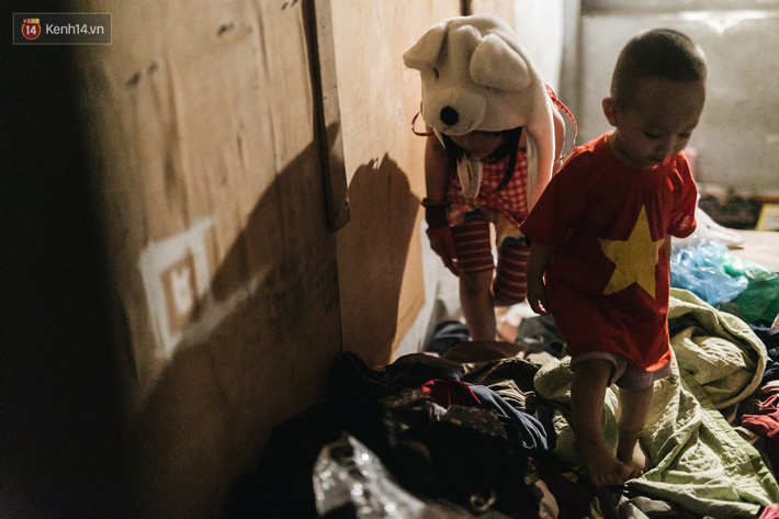 Bất ngờ nổi tiếng sau 1 đêm, bé gái 6 tuổi phối đồ chất ở Hà Nội trở về những ngày lang thang bán hàng rong cùng mẹ