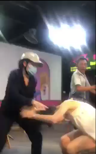 Cô gái trẻ bị nhóm người đánh ghen lao vào túm tóc, đập đầu, đạp túi bụi trong quán cà phê