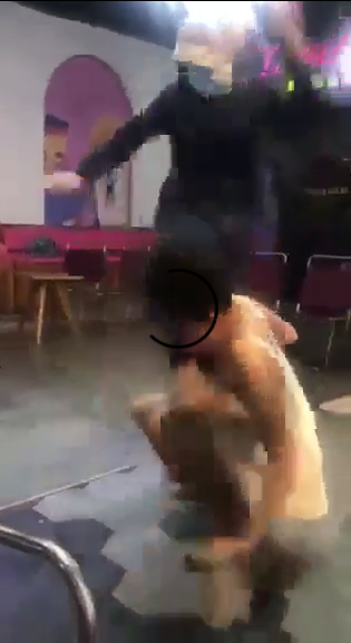 Cô gái trẻ bị nhóm người đánh ghen lao vào túm tóc, đập đầu, đạp túi bụi trong quán cà phê