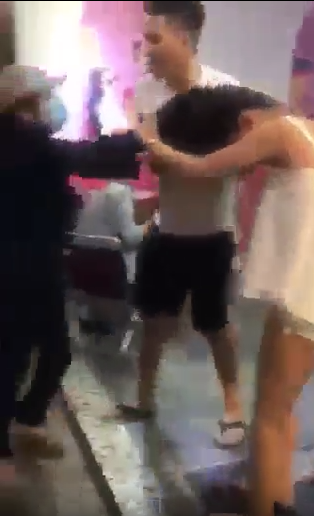 Cô gái trẻ bị nhóm người đánh ghen lao vào túm tóc, đập đầu, đạp túi bụi trong quán cà phê