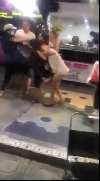 Cô gái trẻ bị nhóm người đánh ghen lao vào túm tóc, đập đầu, đạp túi bụi trong quán cà phê