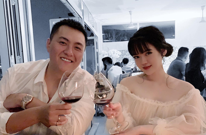 Choáng với độ chiều vợ của người chồng trong bức ảnh đội mưa chạy xe máy đuổi theo taxi