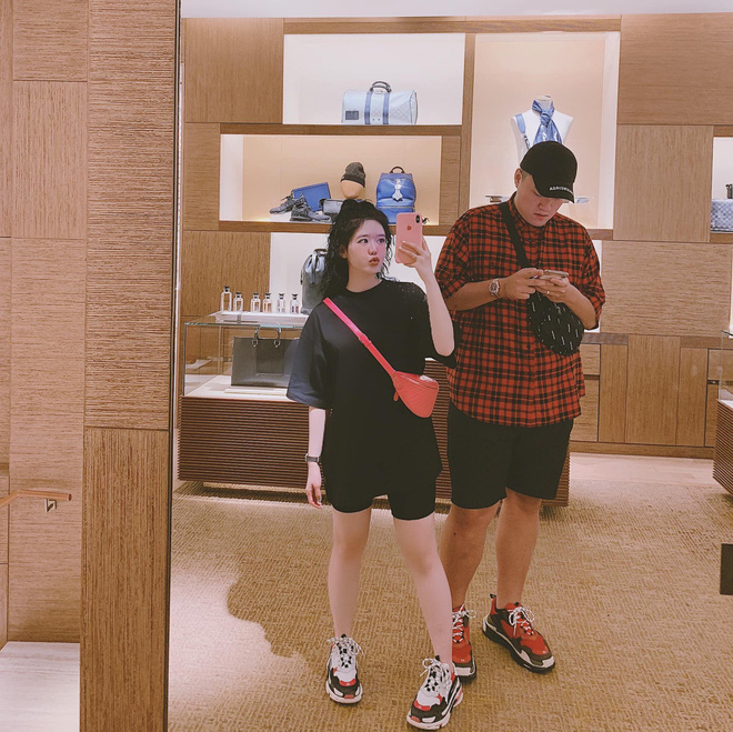 Choáng với độ chiều vợ của người chồng trong bức ảnh đội mưa chạy xe máy đuổi theo taxi Choáng với độ chiều vợ của người chồng trong bức ảnh đội mưa chạy xe máy đuổi theo taxi