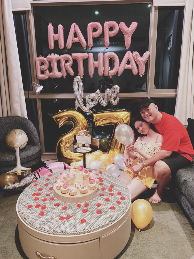 Choáng với độ chiều vợ của người chồng trong bức ảnh đội mưa chạy xe máy đuổi theo taxi