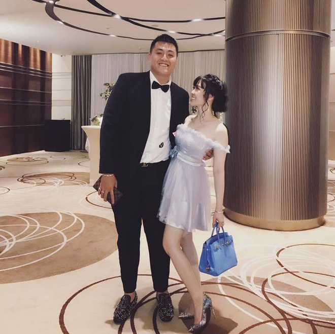 Choáng với độ chiều vợ của người chồng trong bức ảnh đội mưa chạy xe máy đuổi theo taxi