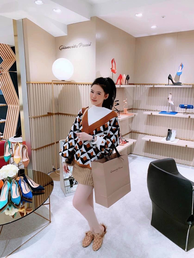 Choáng với độ chiều vợ của người chồng trong bức ảnh đội mưa chạy xe máy đuổi theo taxi