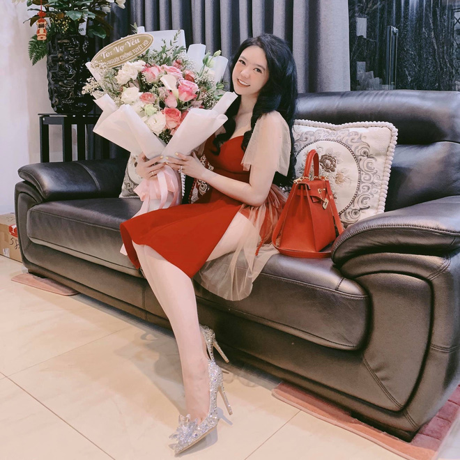 Choáng với độ chiều vợ của người chồng trong bức ảnh đội mưa chạy xe máy đuổi theo taxi Choáng với độ chiều vợ của người chồng trong bức ảnh đội mưa chạy xe máy đuổi theo taxi