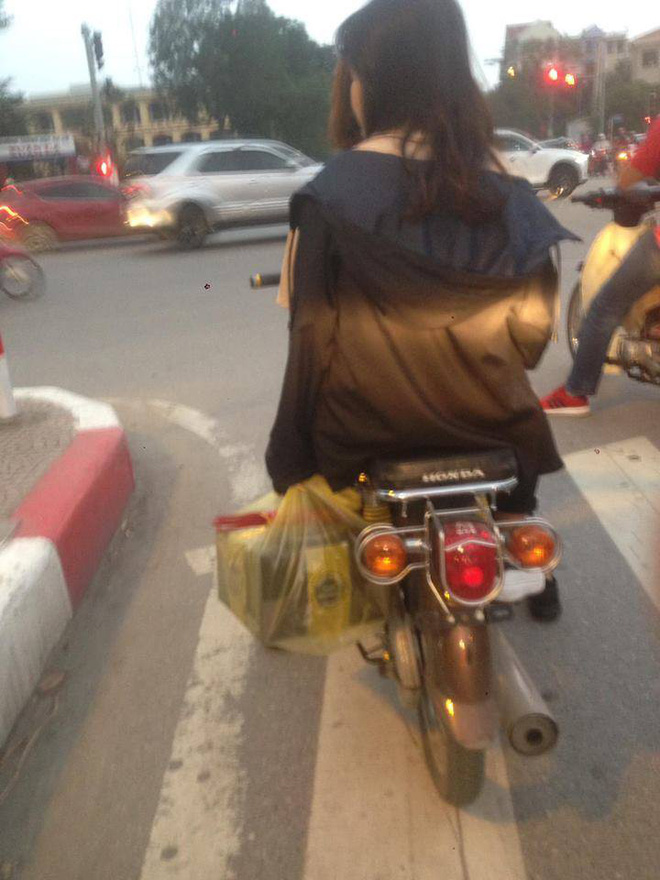 Đăng bức ảnh 2 cô gái cầm túi bánh kem cùng thẻ hương, người chụp cảnh báo: Này đừng cười