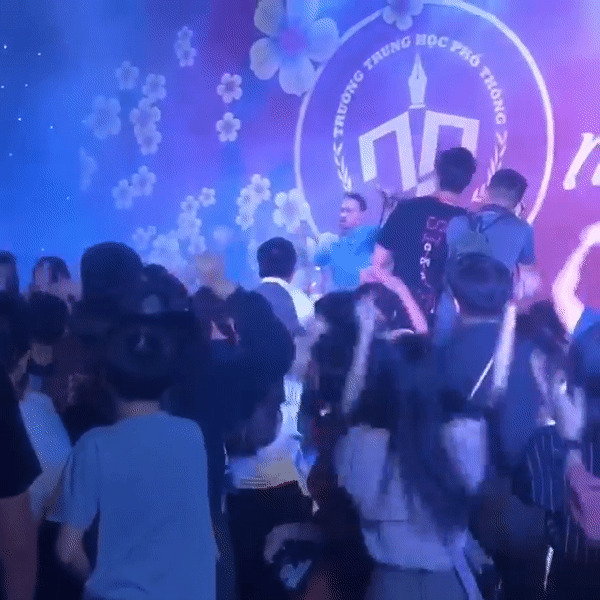 Phạm Anh Khoa hát trong tiếng reo hò của khán giả, bà xã vui mừng bởi chồng vẫn được yêu thương sau bê bối gạ tình