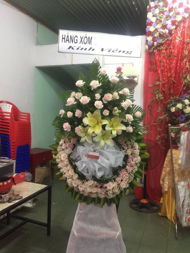 Đặt vòng hoa viếng đám ma trên mạng, khách sốc tận óc khi nhận được vòng hoa hồng như cổng cưới