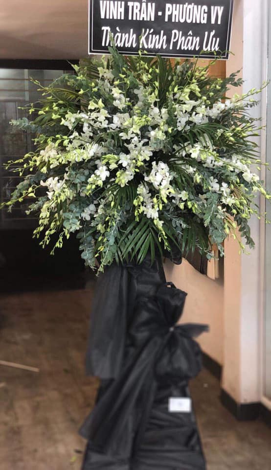Đặt vòng hoa viếng đám ma trên mạng, khách sốc tận óc khi nhận được vòng hoa hồng như cổng cưới
