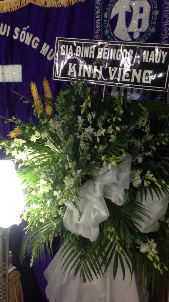 Đặt vòng hoa viếng đám ma trên mạng, khách sốc tận óc khi nhận được vòng hoa hồng như cổng cưới