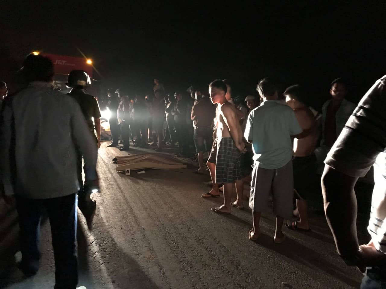 Đà Nẵng: Nam thanh niên chạy xe máy chết thảm sau va chạm kinh hoàng với xe tải