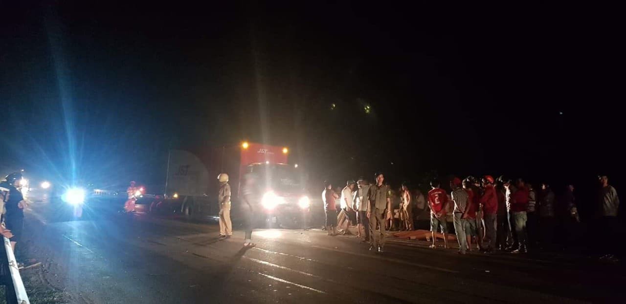 Đà Nẵng: Nam thanh niên chạy xe máy chết thảm sau va chạm kinh hoàng với xe tải