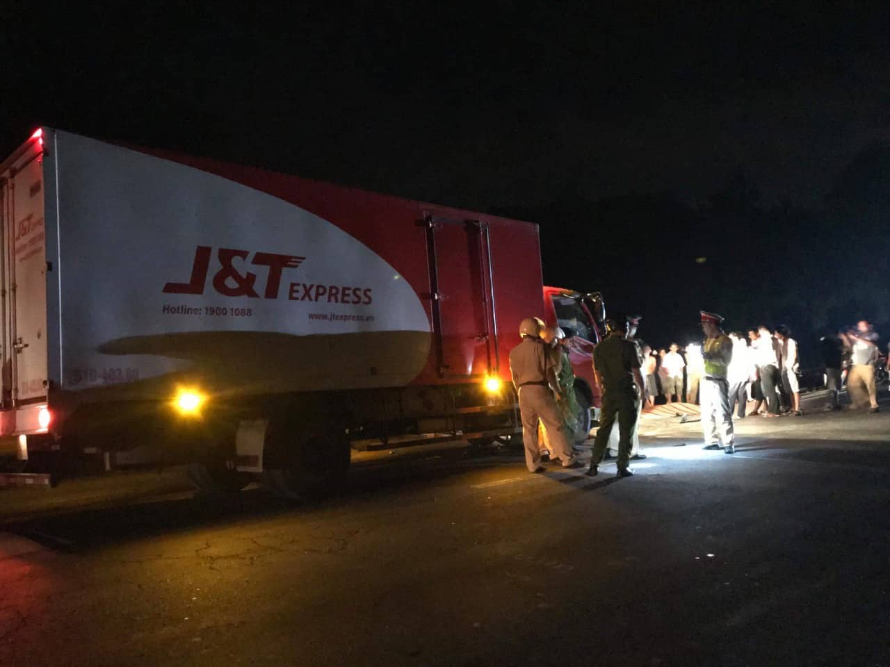 Đà Nẵng: Nam thanh niên chạy xe máy chết thảm sau va chạm kinh hoàng với xe tải Đà Nẵng: Nam thanh niên chạy xe máy chết thảm sau va chạm kinh hoàng với xe tải