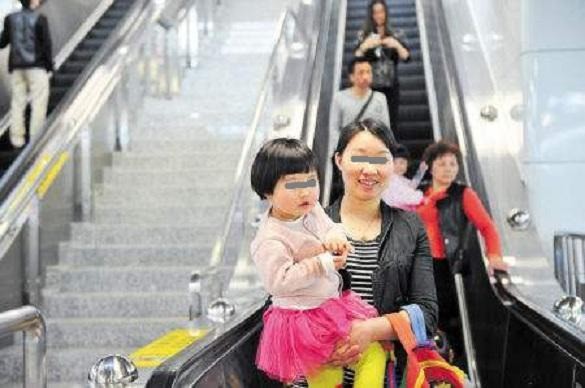 Vụ mẹ vô tình tuột tay làm rơi con từ thang cuốn tử vong tại chỗ: Các chuyên gia cảnh tỉnh phụ huynh không nên làm những điều này