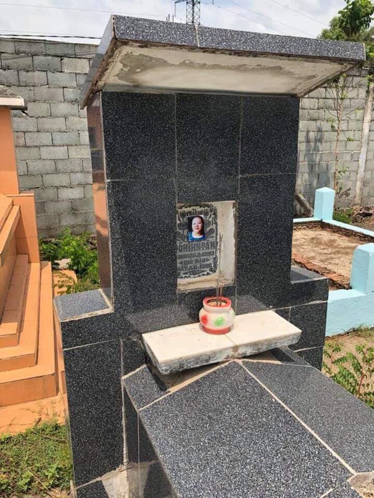 Hàng loạt ngôi mộ ở Đồng Nai bị dán ảnh phụ nữ lạ