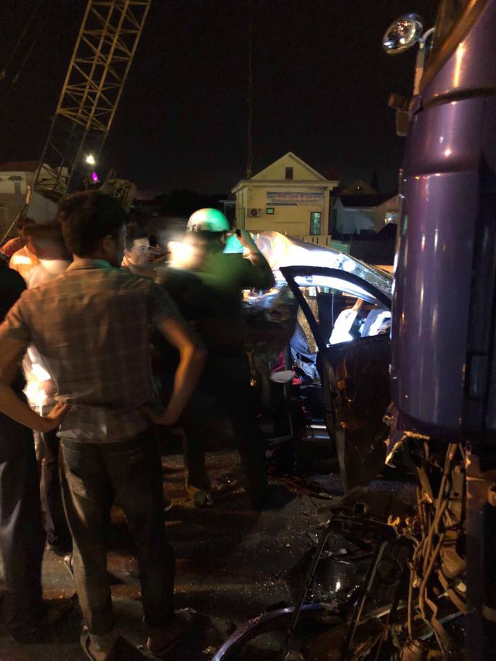 2 người chết, 3 người nguy kịch sau va chạm kinh hoàng giữa ô tô 4 chỗ với xe tải