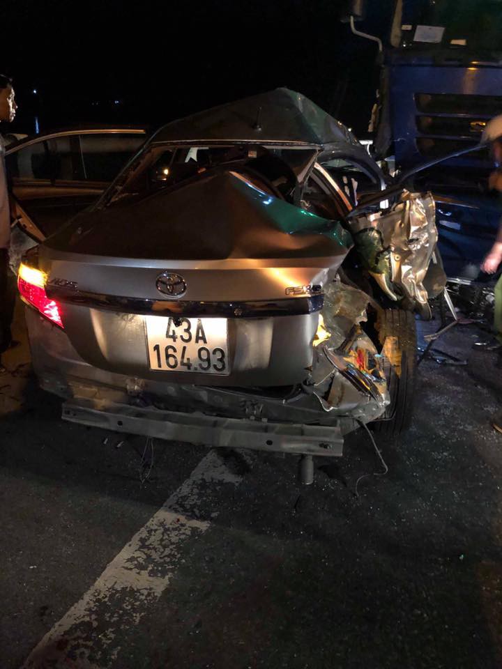 2 người chết, 3 người nguy kịch sau va chạm kinh hoàng giữa ô tô 4 chỗ với xe tải